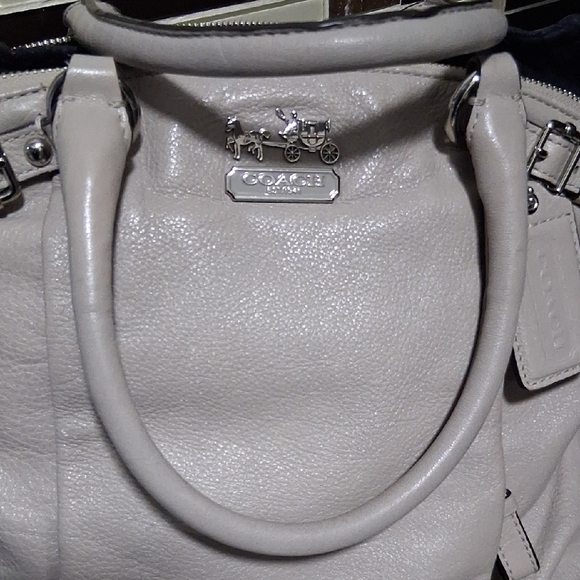 Coach Beige Leather Shoulder Bag - Picture 3 of 9